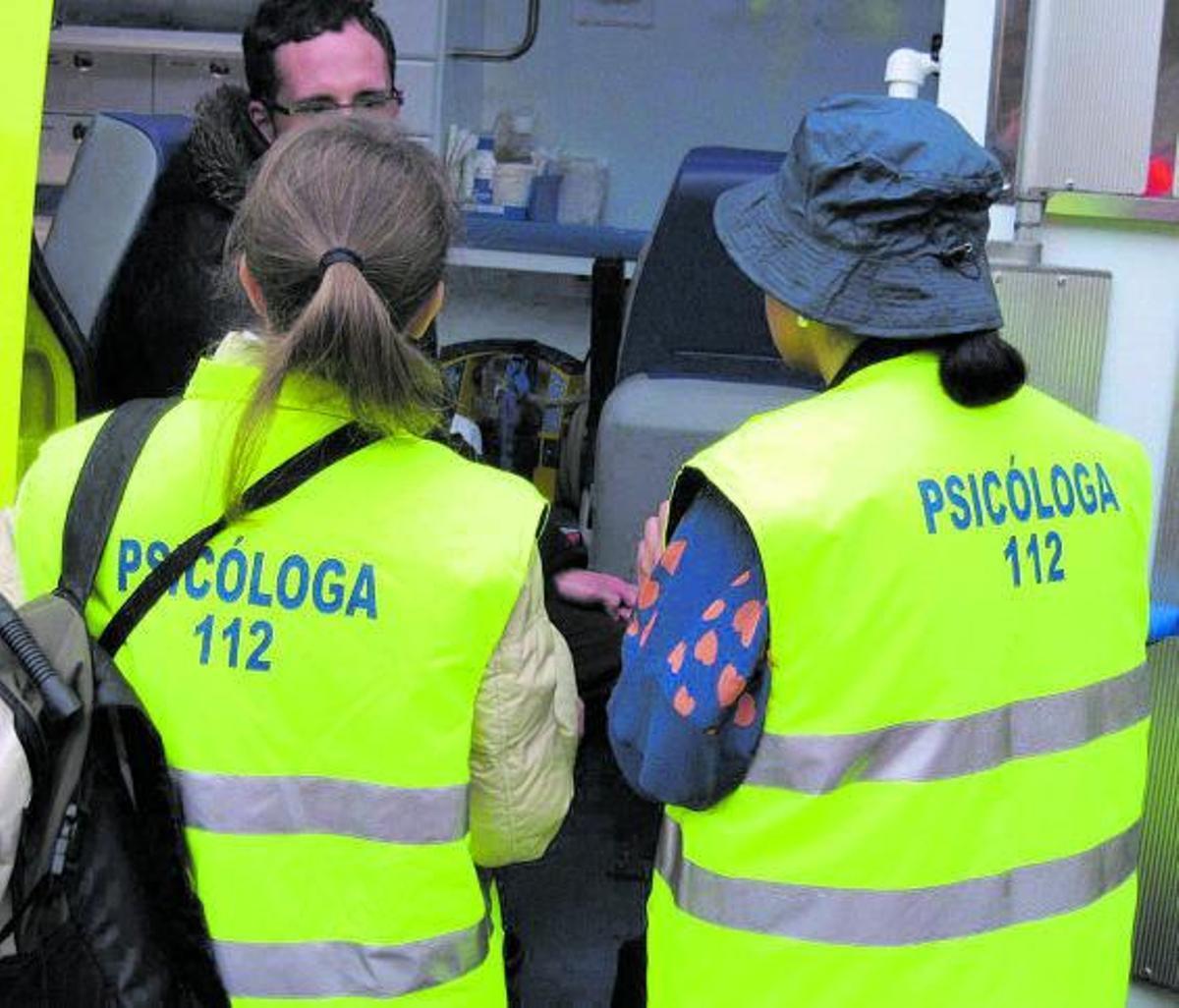 Dos psicólogas del grupo en una intervención