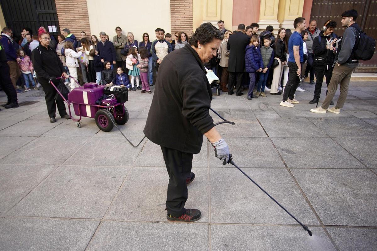 Una operaria, durante las labores de limpieza en la plazuela de la Virgen de las Penas