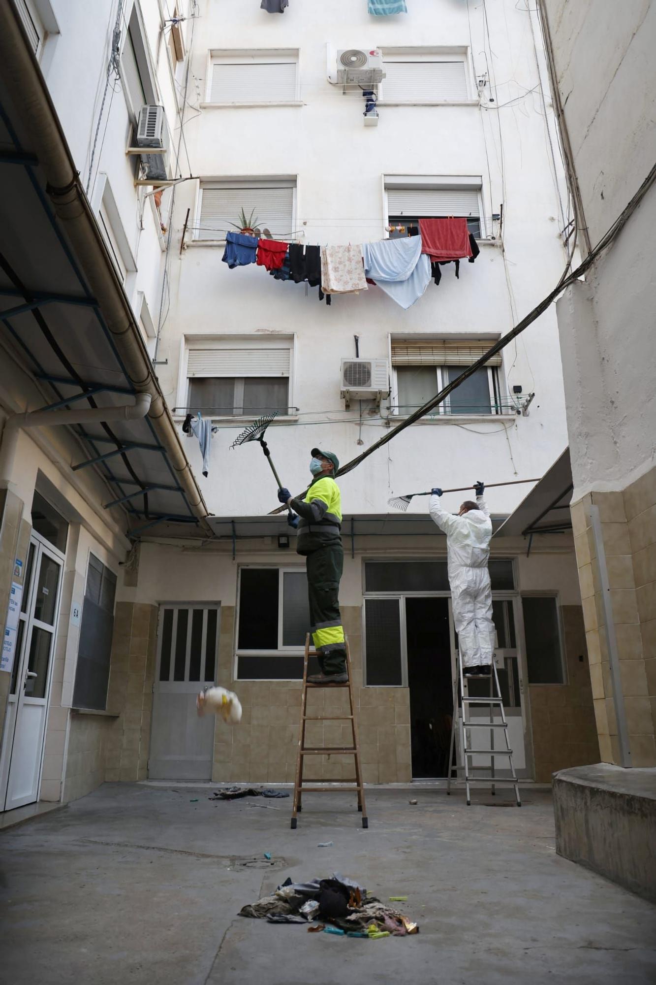 Limpieza de un patio de viviendas precarias en Orriols