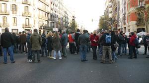 Protesta de funcionaris de presons davant la seu de Serveis Penitenciaris a Barcelona.
