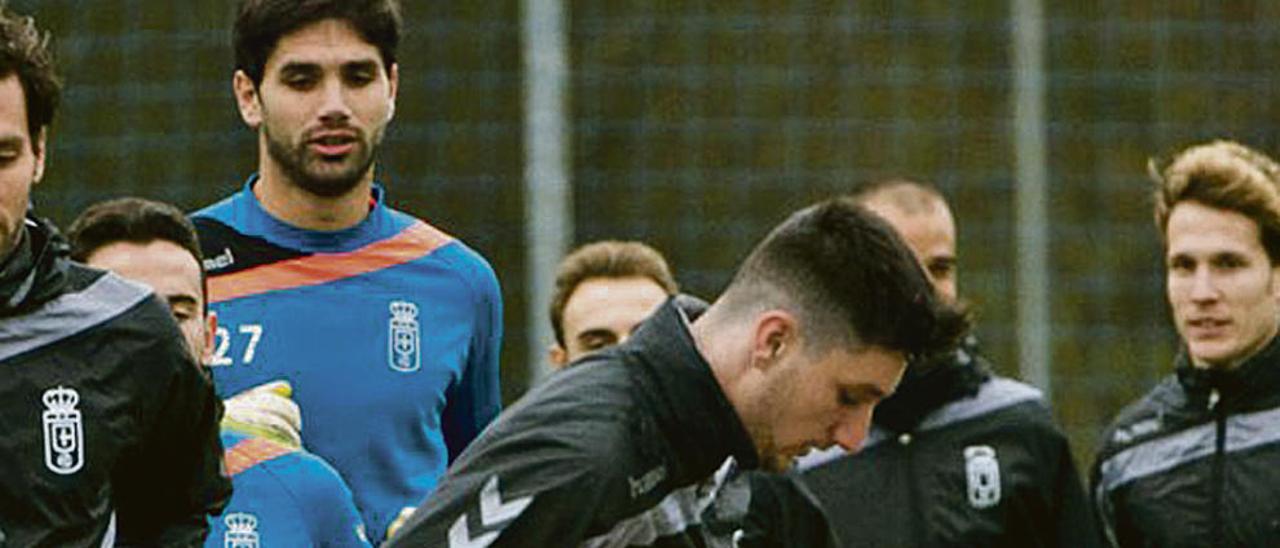 Borja Valle, con el balón, esta semana en un entrenamiento del Oviedo en El Requexón.