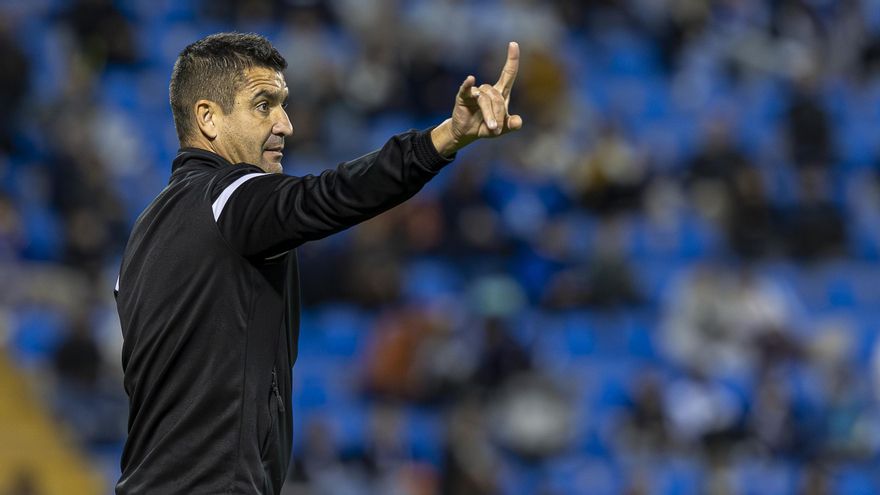 Rubén Torrecilla pide a su equipo que cierre con un solo jugador en un córner, durante un partido en Alicante.