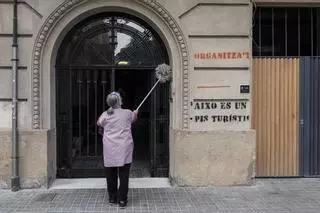 Al menos 12 comunidades de vecinos ya han pedido la ayuda para prohibir pisos turísticos en Barcelona