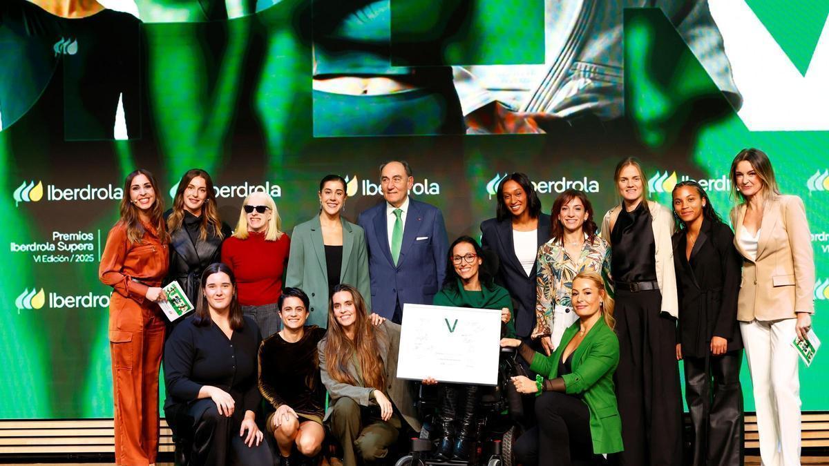 Ignacio Galán junto a las embajadoras de Iberdrola, en la edición del 2025.