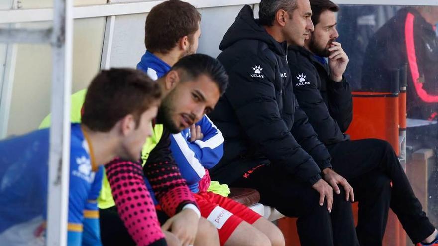 Pablo Lago, segundo por la derecha, en el banquillo del Suárez Puerta.