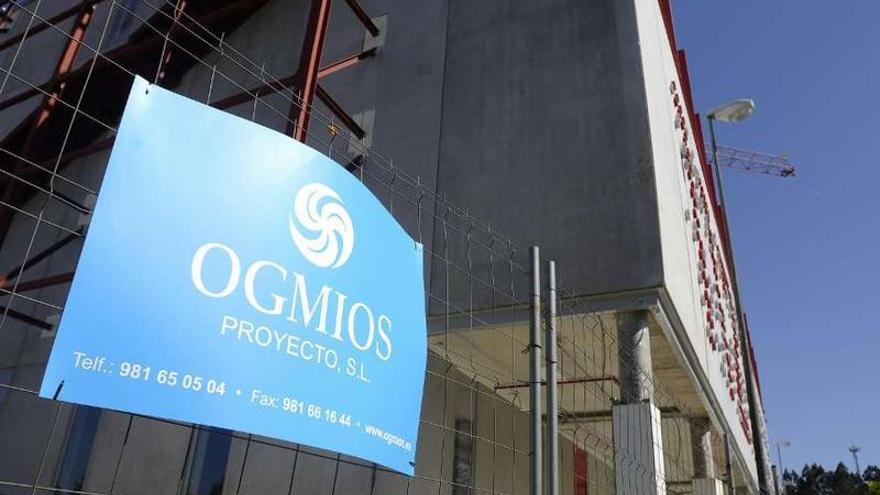 Un cartel ante el edificio de la Axega da cuenta de la cesión de la obra a Ogmios.