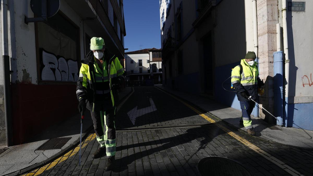 Operarios municipales, ayer desinfectando las calles de Grado.