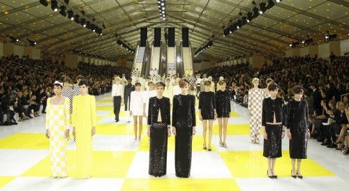 Las modelos presentan creaciones del diseñador estadounidense, Marc Jacobs, como parte de su Primavera / Verano 2013 mujeres de prêt-à-porter desfile de la casa de modas francesa Louis Vuitton durante la Semana de la Moda de París