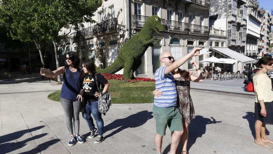 Numerosas personas se hicieron &quot;selfies&quot; con el &quot;dinoseto&quot; a lo largo del día. // Ricardo Grobas