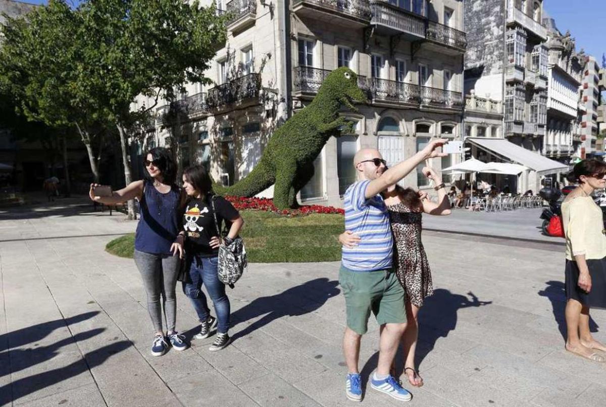Numerosas personas se hicieron "selfies" con el "dinoseto" a lo largo del día. // Ricardo Grobas