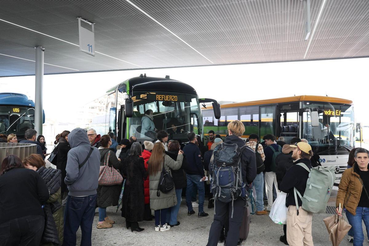 Autobuses de refuerzo en la estación intermodal de Vigo ante la supresión de trenes este jueves