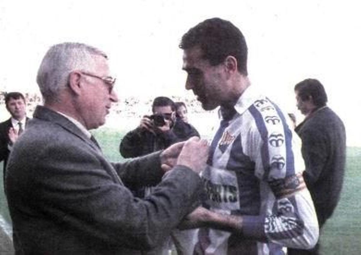 Duran rep un reconeixement de l'històric president del Figueres, Emili Bach