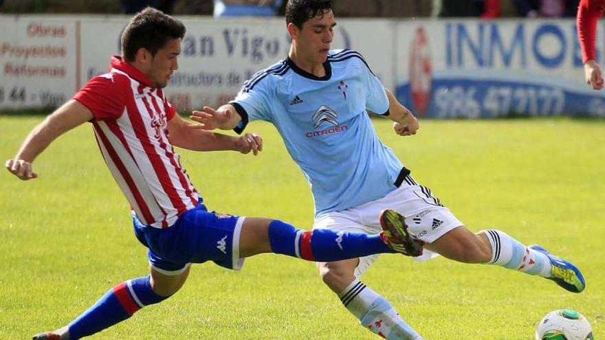 Un defensa del Sporting B intenta neutralizar el lanzamiento de Samuel, del Celta B, ayer en Barreiro. // José Lores