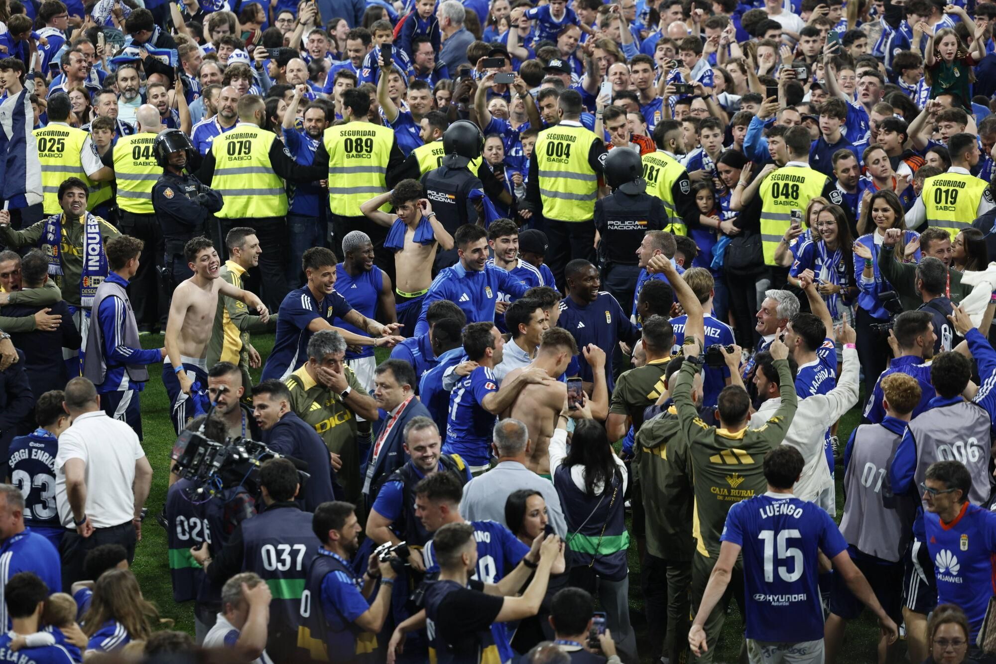 Así se vivió en el Carlos Tartiere la noche del ascenso del Oviedo a Primera División 24 años después