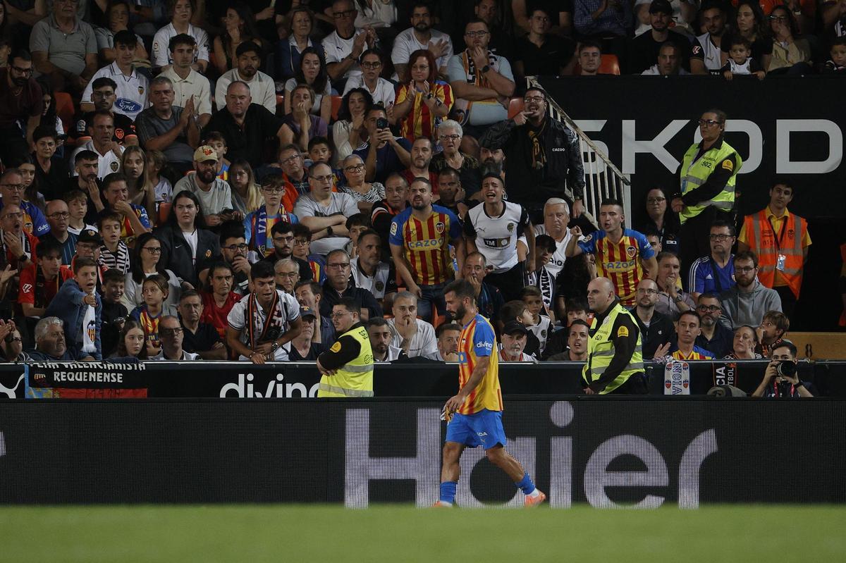 Gayà recibe reacciones diferentes de la grada tras ser sustituido en Mestalla ante el Villarreal.