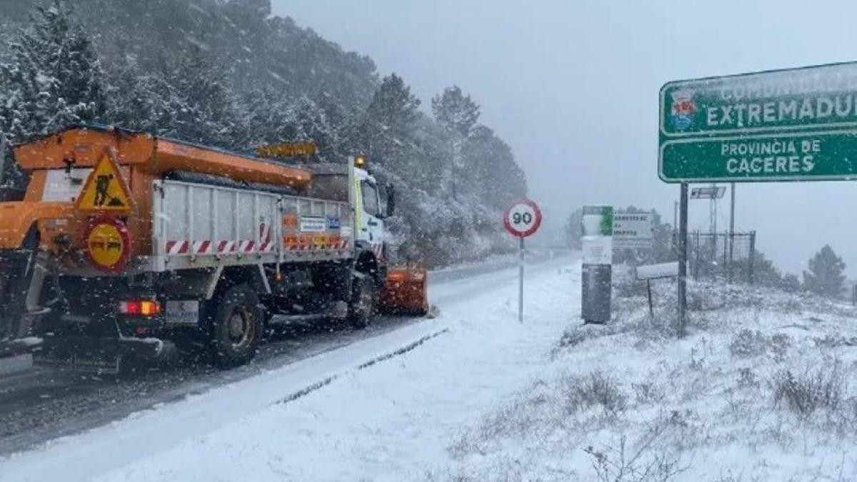 Una máquina quitanieve limpia una carretera de Cáceres en el límite de la provincia con Salamanca.