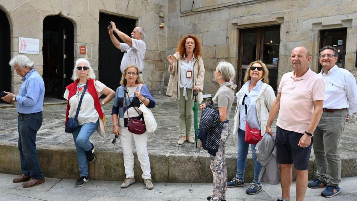 El grupo ante la Casa das Campás, en el casco histórico, este miércoles.