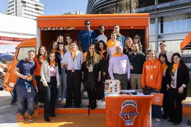 Algunos jugadores del Valencia Basket se pasan por la Fan Zone taronja
