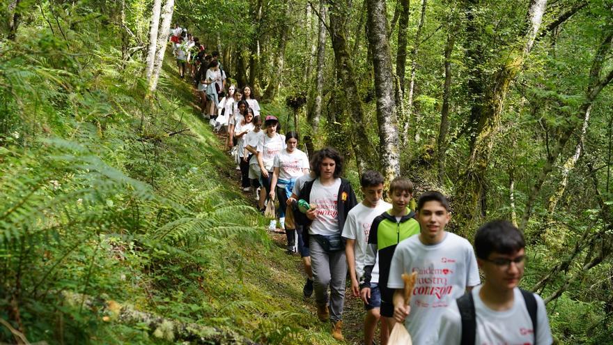 El instituto de Vegadeo despide el curso con una caminata por la Ruta das Zarras de Villanueva de Oscos