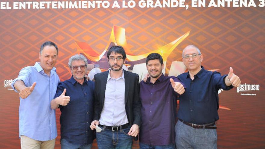 Juanra Bonet, presentador de ¡Boom!, junto a Erudino, Valentín, Manu y Alberto, integrantes de Los Lobos.