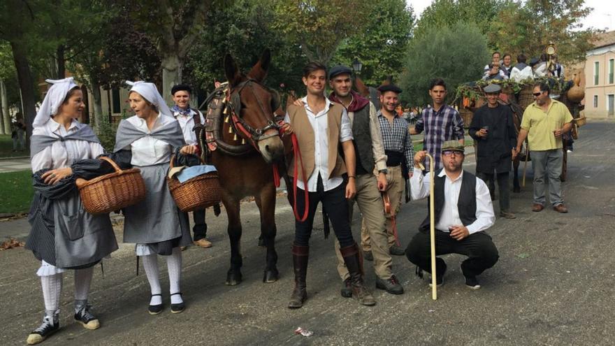 Un grupo de toresanos, junto con el carruaje, en el desfile de una edición festiva anterior. | Cedida