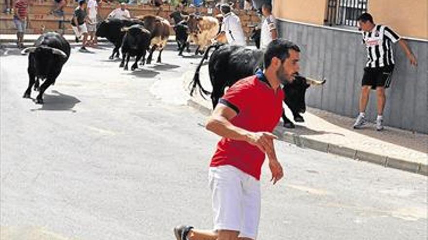 Vall d’Alba brinda un encierro de seis toros cerriles rápido y limpio