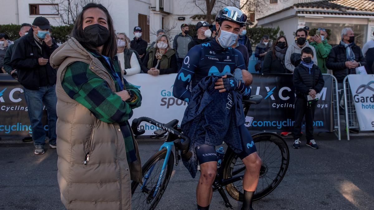 Albert Torres, junto a su mujer y con su hijo en la salida de Alcúdia de la Challenge Ciclista Mallorca