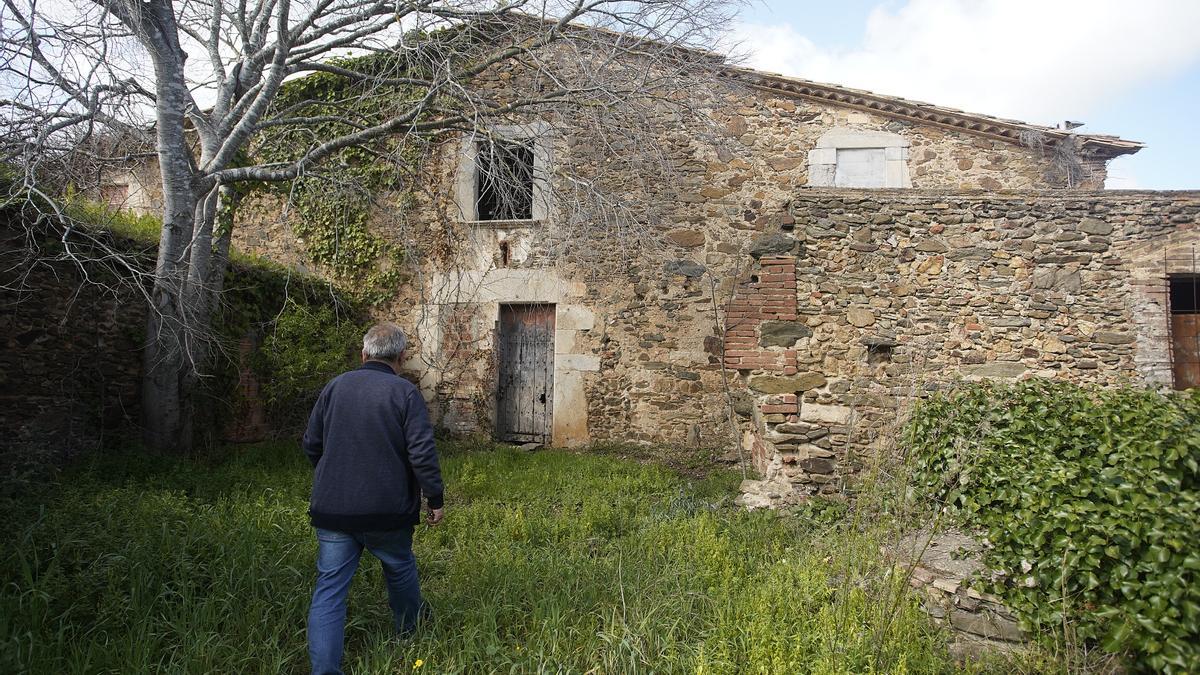 Primer pla de l’exterior de la masia Mas Pelegrí.