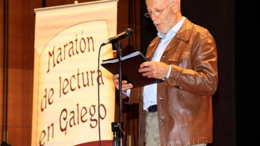 Un participante nunha maratón de lectura en galego. / NOA GALÁN