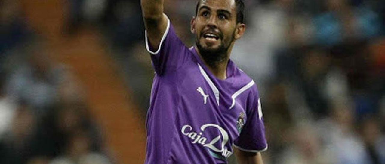 Nauzet Alemán celebra su tanto en el Bernabéu a Casillas con el Real Valladolid.