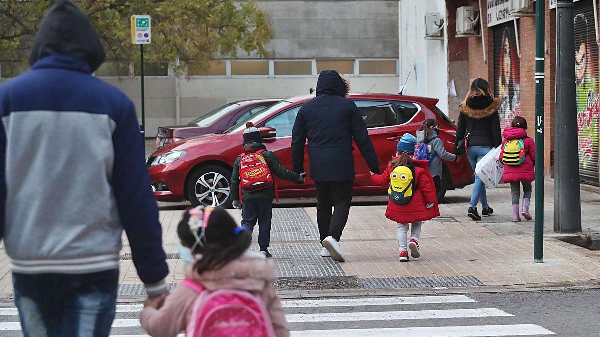 Escolares y familiares, 
ayer, de camino a clase
bien abrigados.  JM López