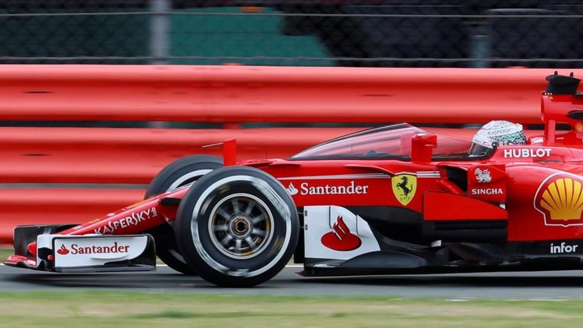 Sebastian Vettel prueba el 'shield' (escido) durante los primeros libres de Silverstone.