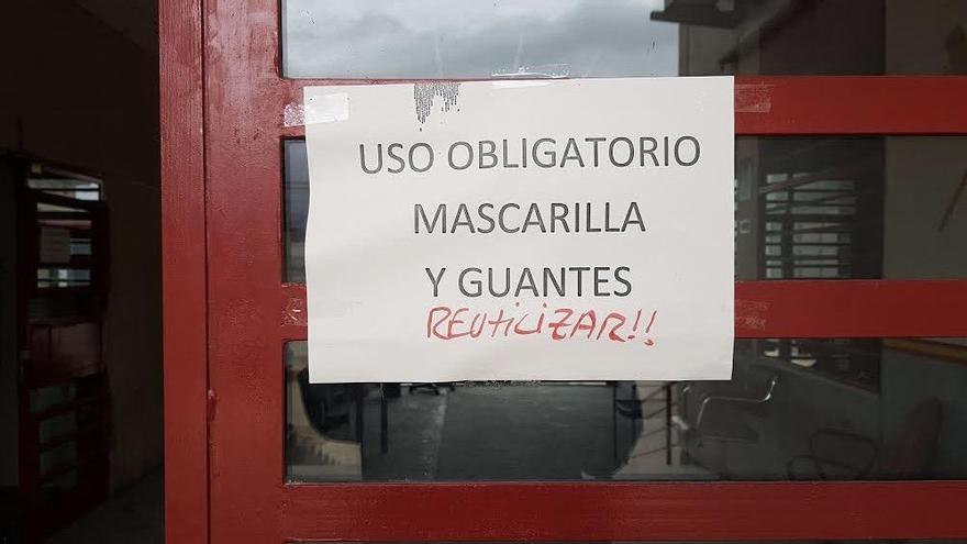 Un cartel que indica que se deben reutilizar las protecciones.