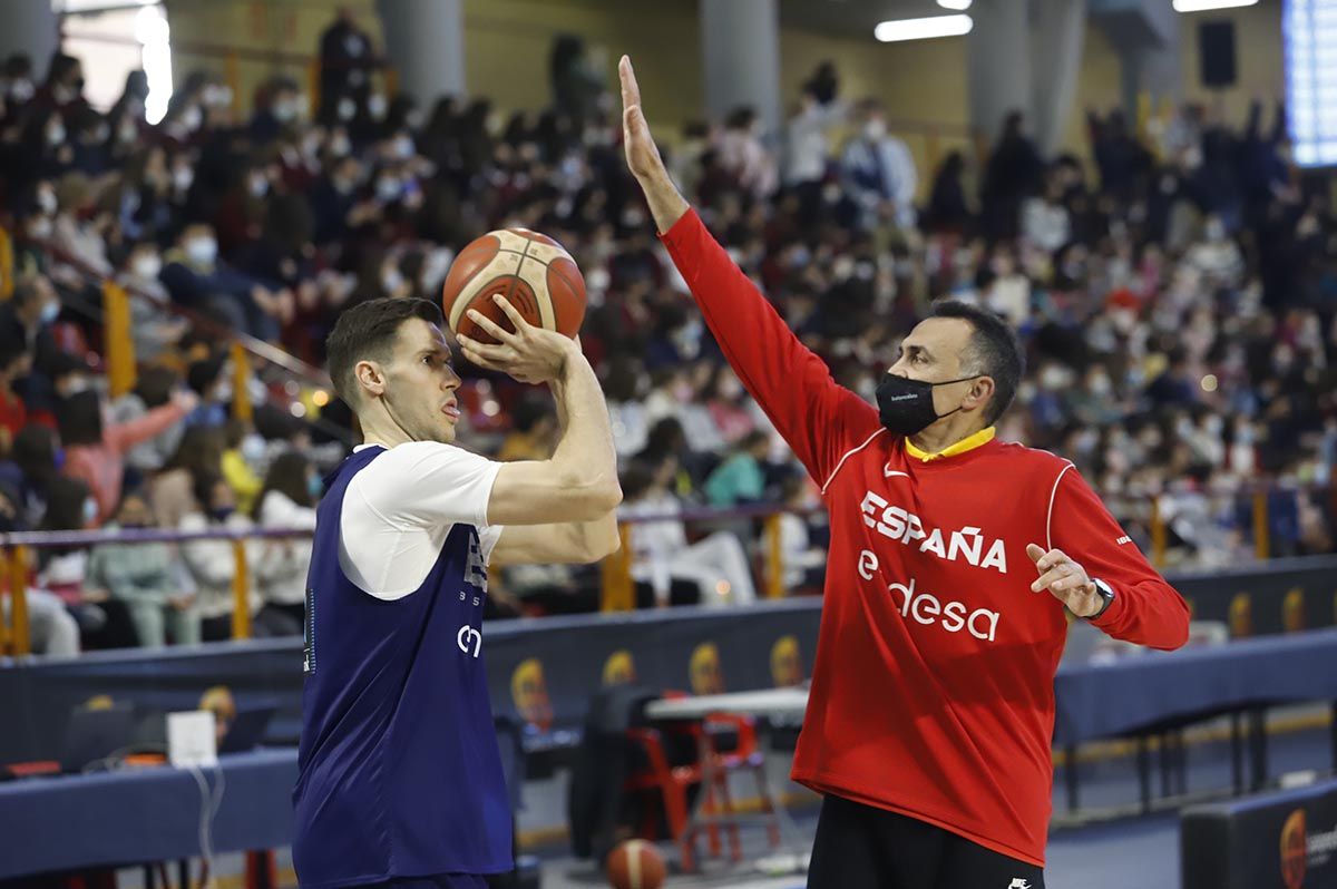 Las imágenes de la selección española de baloncesto con los jóvenes cordobeses en Vista Alegre