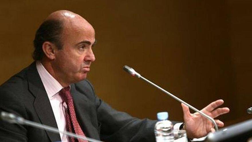 Guindos dice que el Gobierno tomará medidas para que se corrija la situación laboral