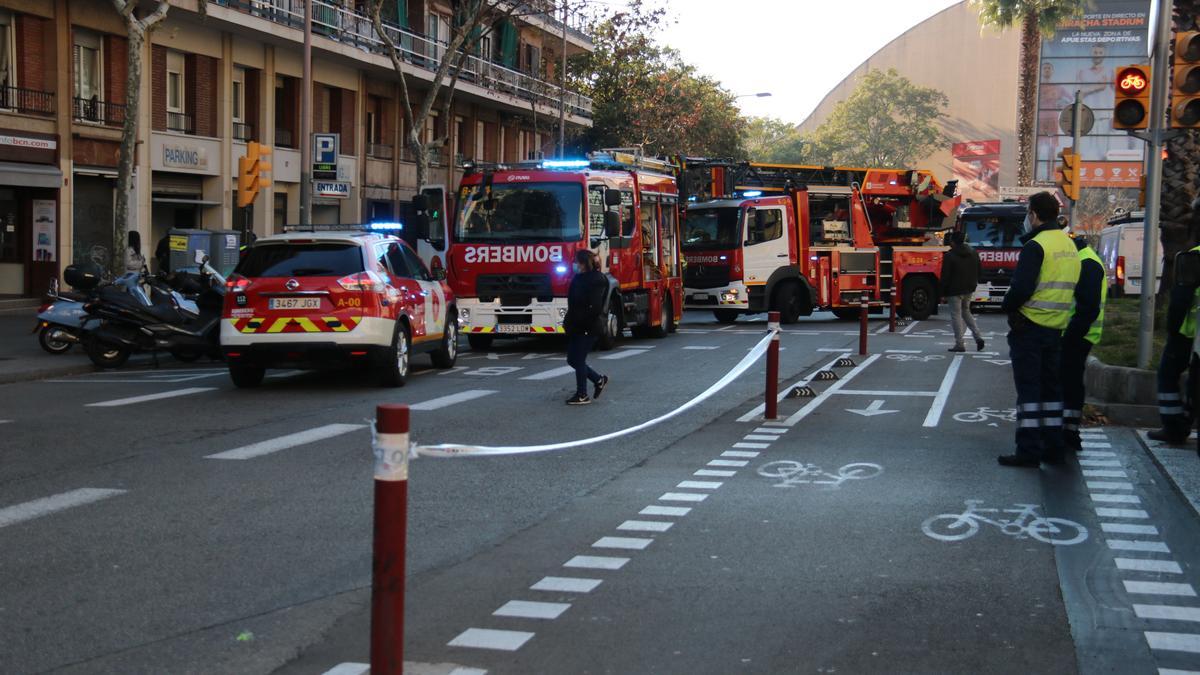 Vehicles dels Bombers en un incendi en un edifici de Barcelona