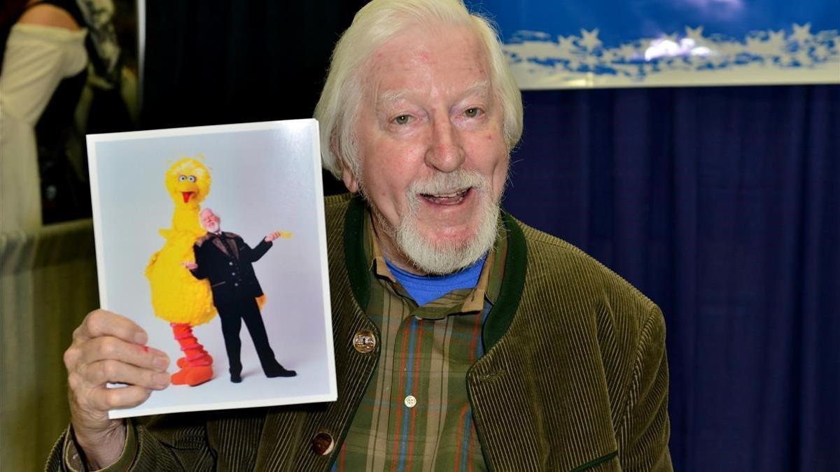 Carroll Spinney muestra una fotografía suya con 'Big Bird', en una imagen del 2016.