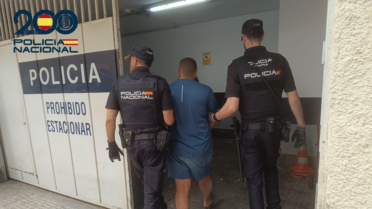 Policías custodian al hombre detenido en Son Banya.