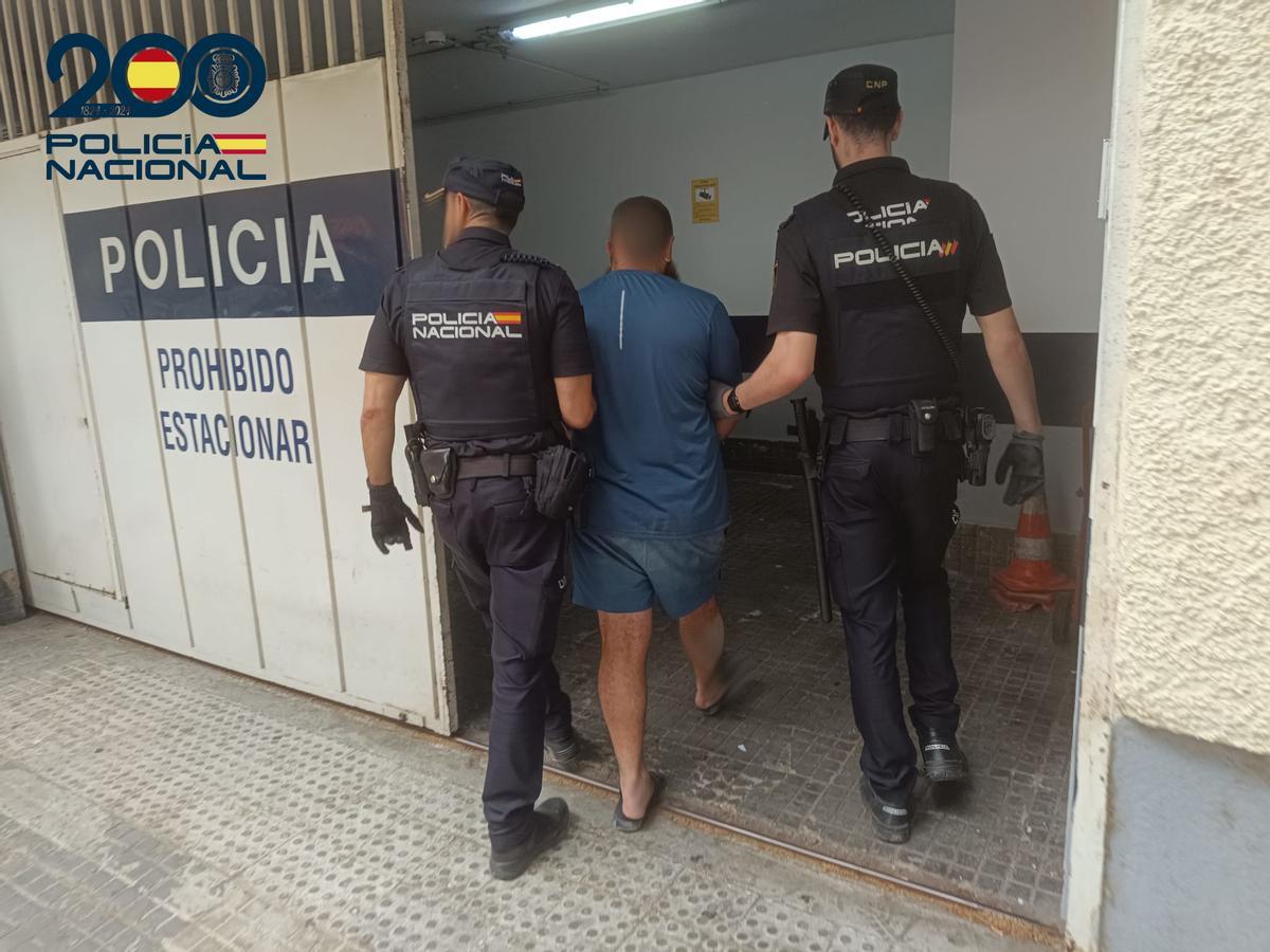 Policías custodian esta mañana al hombre detenido en Son Banya.