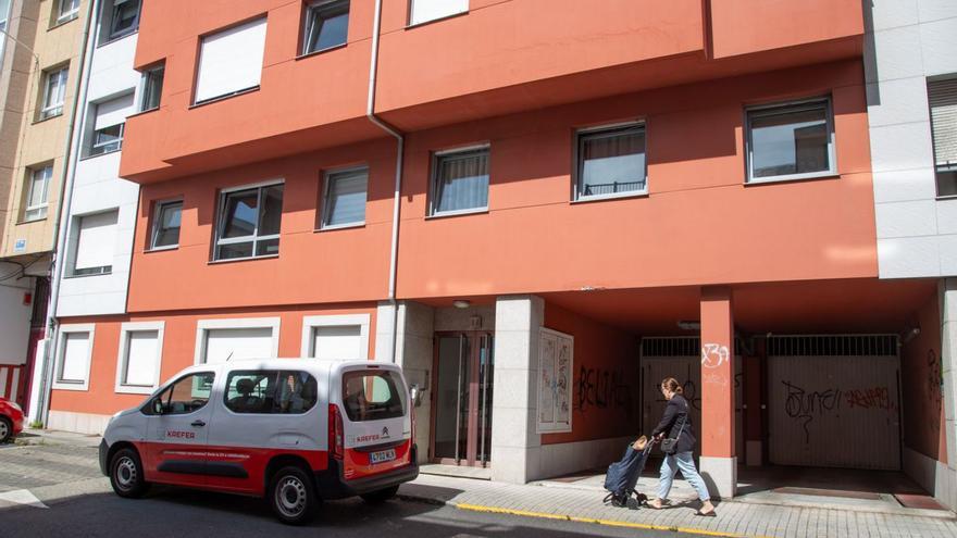 La Sareb confirma que venderá los pisos a los arrendatarios de Cambre interesados