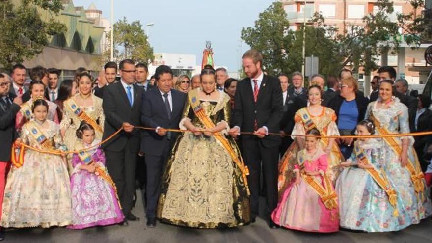 lA FERIA DE SANt VICENT se inauguró ayer con una gran acogida por vecinos y visitantes. Corte de la cinta por parte de la reina acompañada por el alcalde Óscar Clavell y el resto de autoridades locales. f c. costa Ambiente de los visitantes a la feria tras su apertura. f c. costa El puesto de la policía local con el perro policía Nueve f c. costa Concierto del Ateneu Musical Schola Cantorum en su primera parada en el boulevard f c. costa