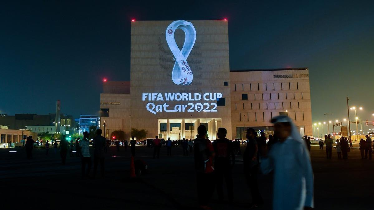 Emblema oficial del Mundial de Qatar 2022 sobre un edificio de Doha.