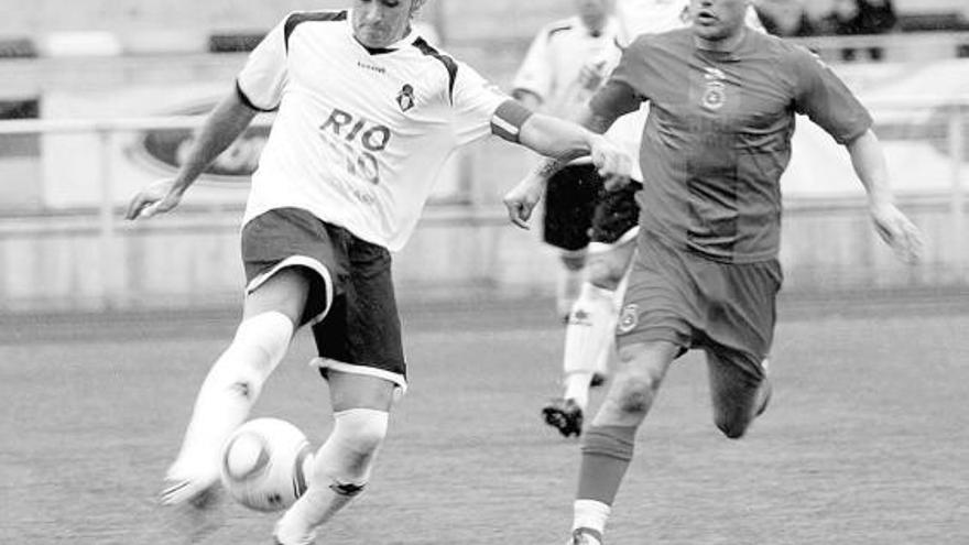 El caudalista Javi despeja el balón ante la presión de un jugador de la Gimnástica de Torrelavega.