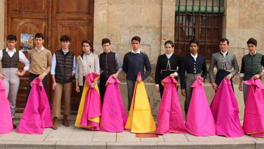 Los diez novilleros que ayer pafrticiparon en la tienta, a las puerta del Ayuntamiento de Fuentesaúco.