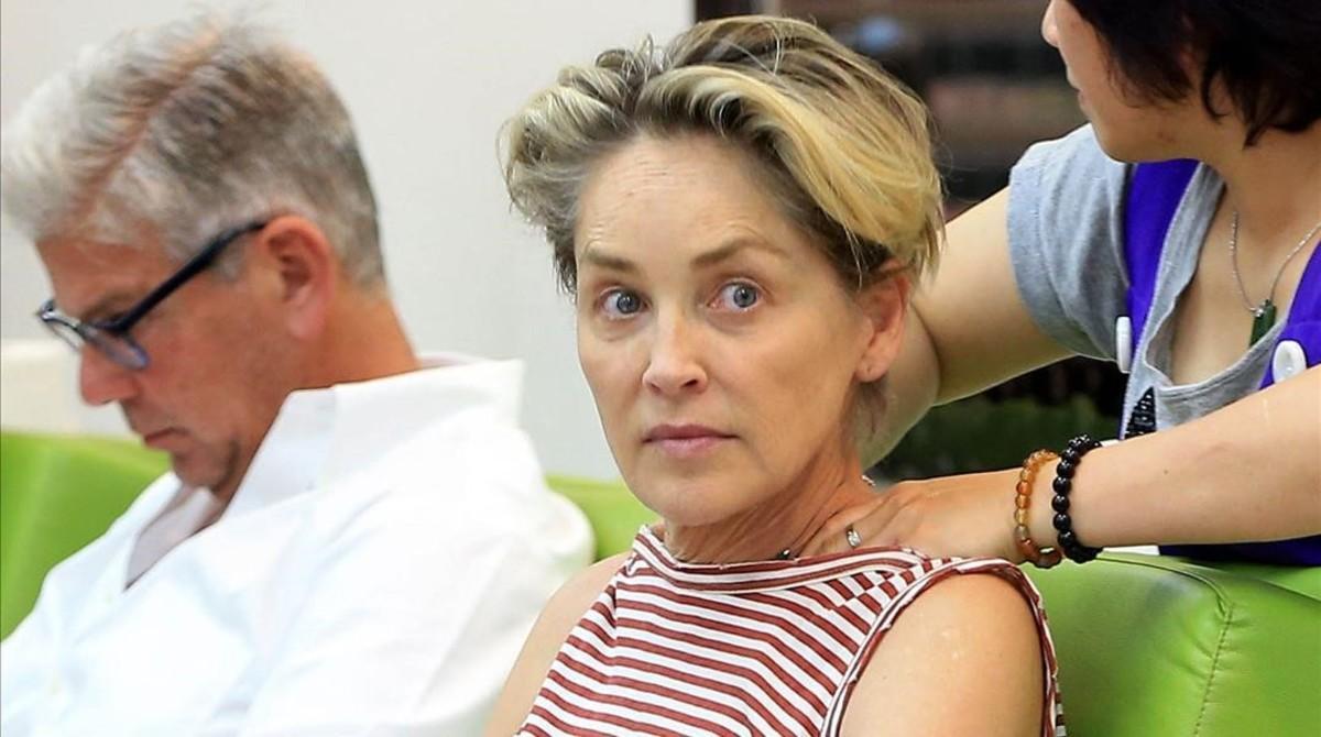 earevalo34819324 actress sharon stone and a friend get their nails done in be160901172051