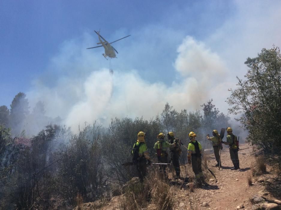 Un incendio forestal en Parcent obliga a desalojar una decena de viviendas