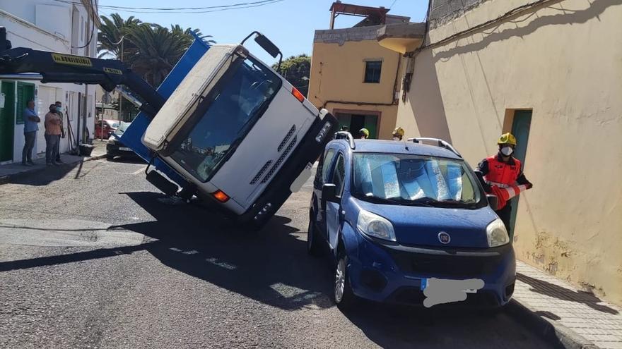 Aparatoso vuelco de un camión en la calle Campoamor de Arrecife.