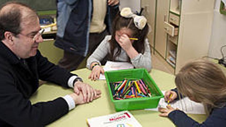 Herrera habla con algunos niños durante la inauguración de varios centros educativos en Burgos.