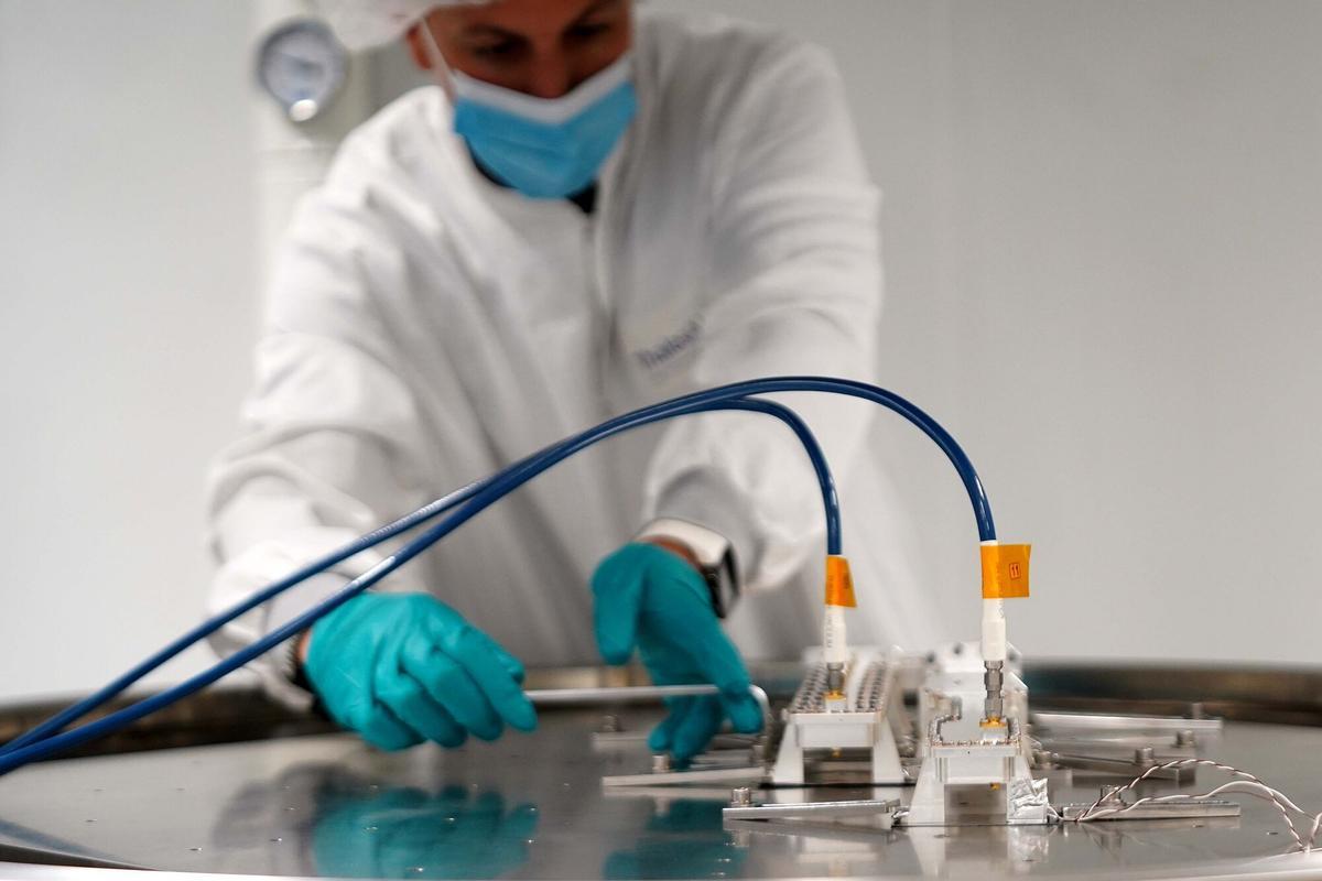 MADRID 01-12-2021 ECONOMIA Reportaje de la empresa Thales Alenia Space compañía española que se encarga del diseño , fabricación y montaje de equipos y sistemas para satélites . Imagen DAVID CASTRO. EMPRESA THALES ALENIA SPACE . FABRICACIÓN DE PARTE DEL ROBOT ROVER ROSALIND FRANKLIN QUE VIAJARA AL PLANETA MARTE