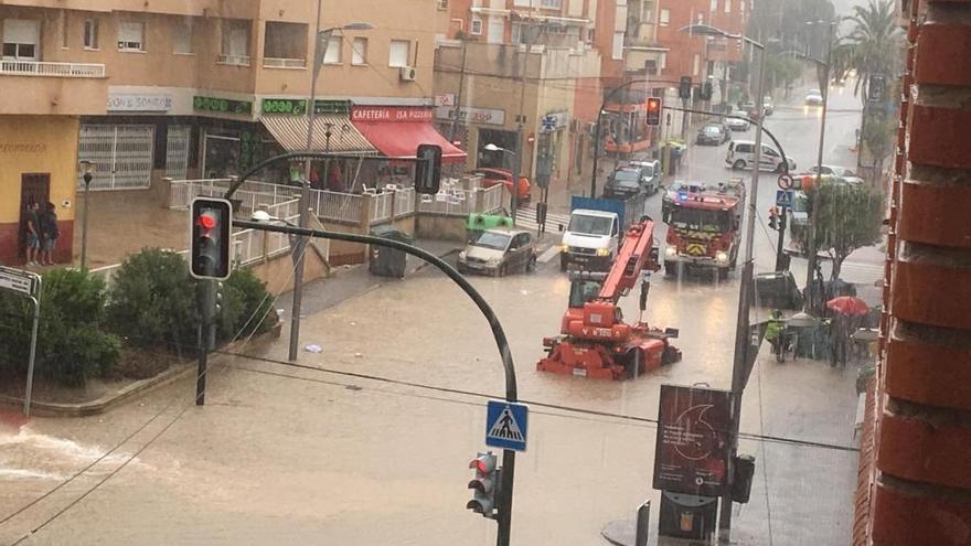 Inundaciones en calzadas tras lluvias torrenciales en Murcia